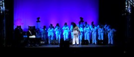 RTV VILAFRANCA ES FA RESS DE L'ACTUACI DELS LONDON COMMUNITY GOSPEL CHOIR, OMPLINT COMPLETAMENT EL CASAL